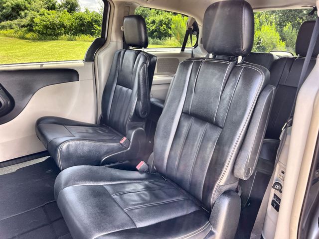 Thumbnail: 2015 Chrysler Town & Country - 21