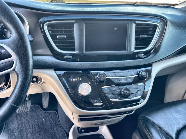 Thumbnail: 2020 Chrysler Voyager - 14