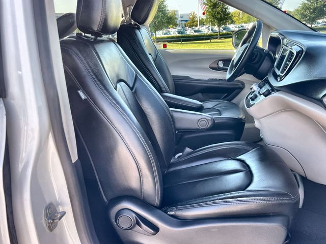 Thumbnail: 2020 Chrysler Voyager - 12
