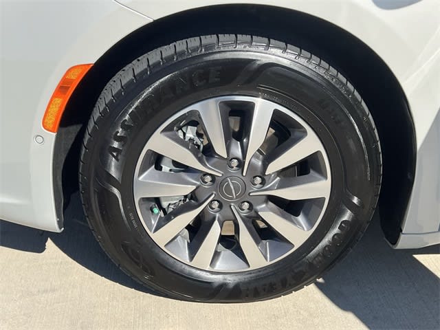 Thumbnail: 2021 Chrysler Pacifica - 8