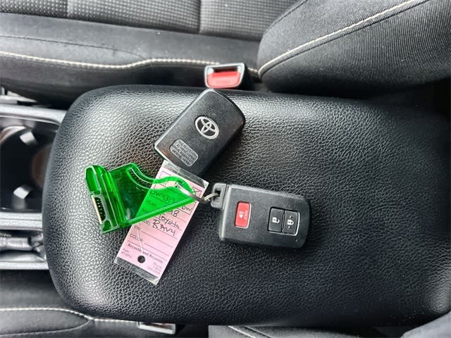 Thumbnail: 2018 Toyota RAV4 - 18