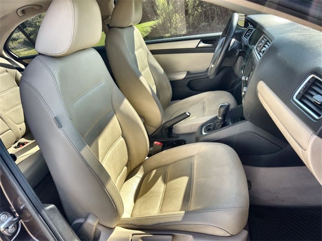 Thumbnail: 2012 Volkswagen Jetta - 21