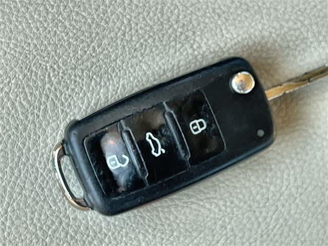 Thumbnail: 2012 Volkswagen Jetta - 18