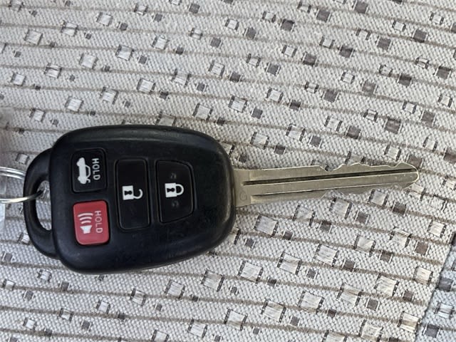 Thumbnail: 2012 Toyota Camry - 18