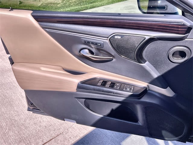 Thumbnail: 2021 Lexus ES - 30