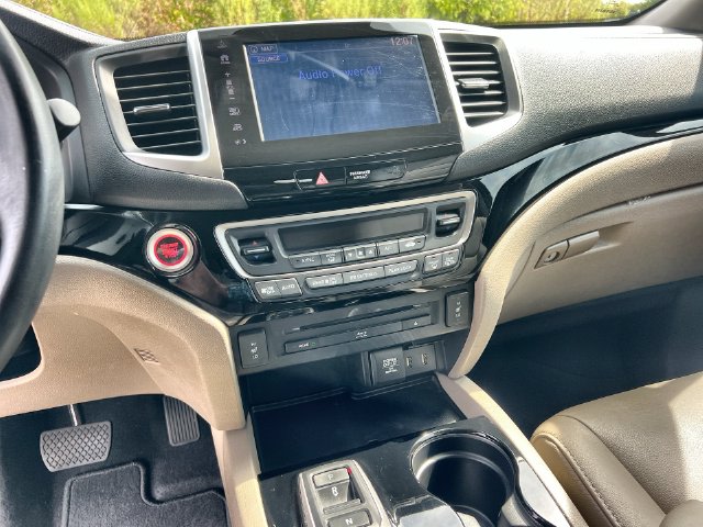 Thumbnail: 2017 Honda Pilot - 14