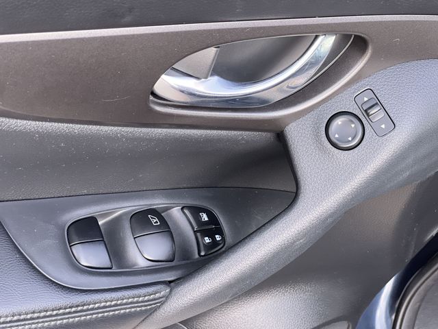 Thumbnail: 2015 Nissan Rogue - 30