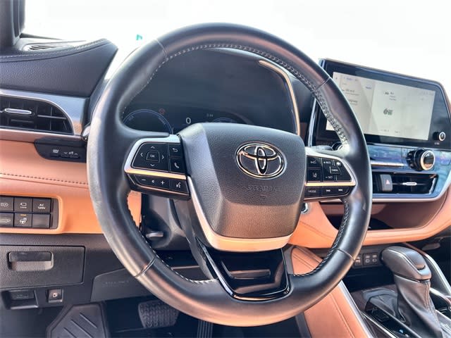 Thumbnail: 2023 Toyota Highlander - 10