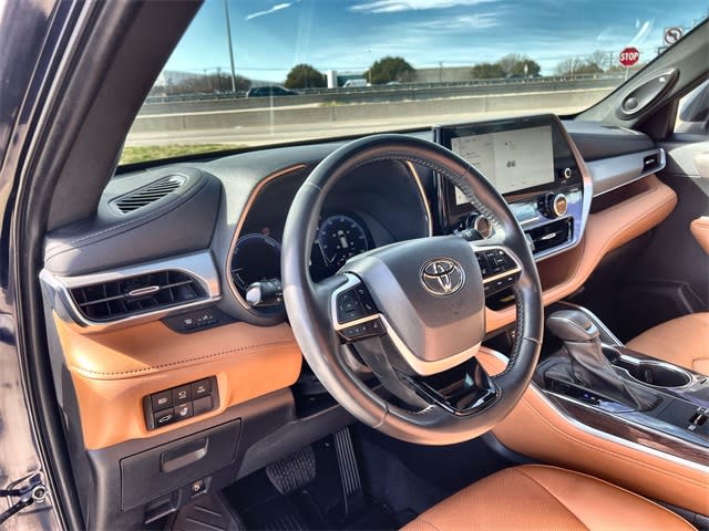 Thumbnail: 2023 Toyota Highlander - 2