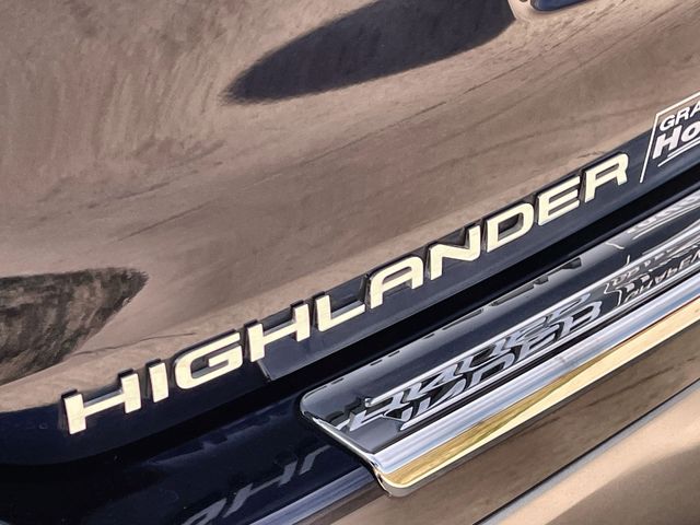 Thumbnail: 2022 Toyota Highlander - 7