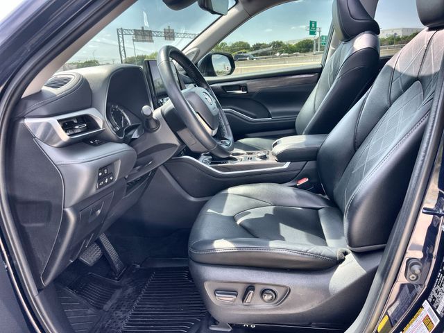 Thumbnail: 2022 Toyota Highlander - 11