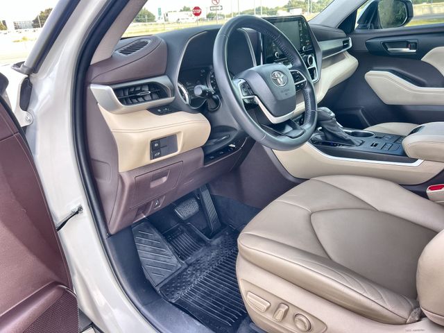 Thumbnail: 2022 Toyota Highlander - 11