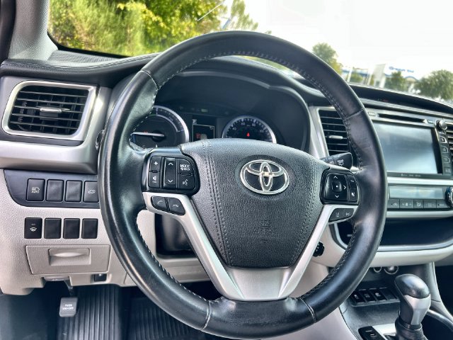 Thumbnail: 2019 Toyota Highlander - 14