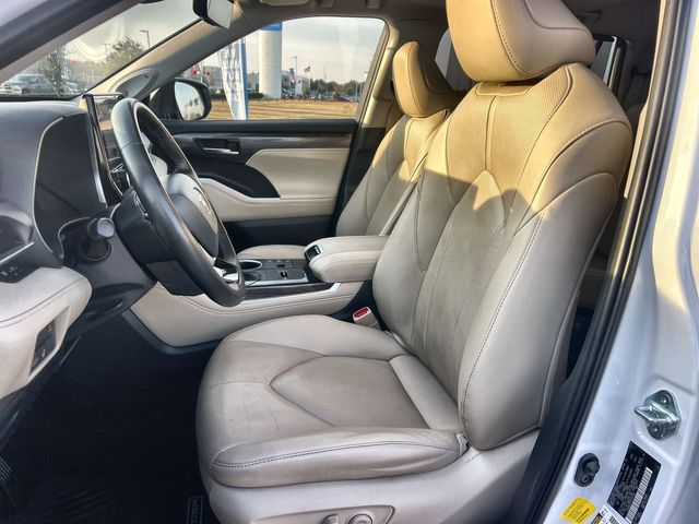 Thumbnail: 2023 Toyota Highlander - 12