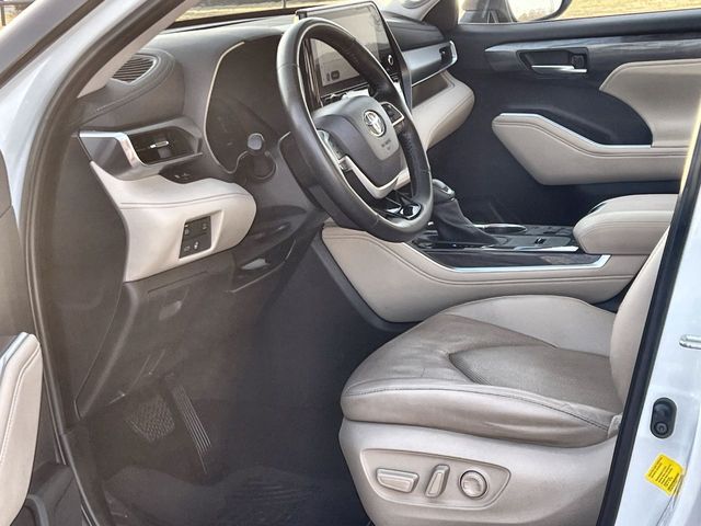 Thumbnail: 2023 Toyota Highlander - 11