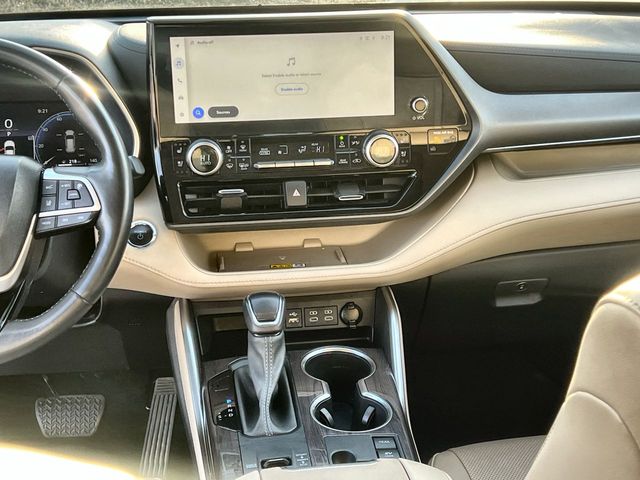 Thumbnail: 2023 Toyota Highlander - 14