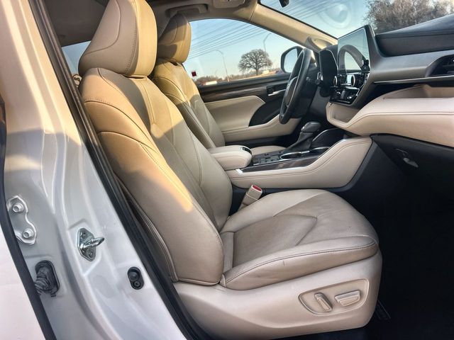 Thumbnail: 2023 Toyota Highlander - 21