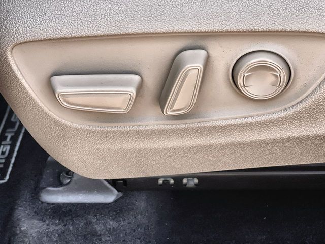 Thumbnail: 2023 Toyota Highlander - 30