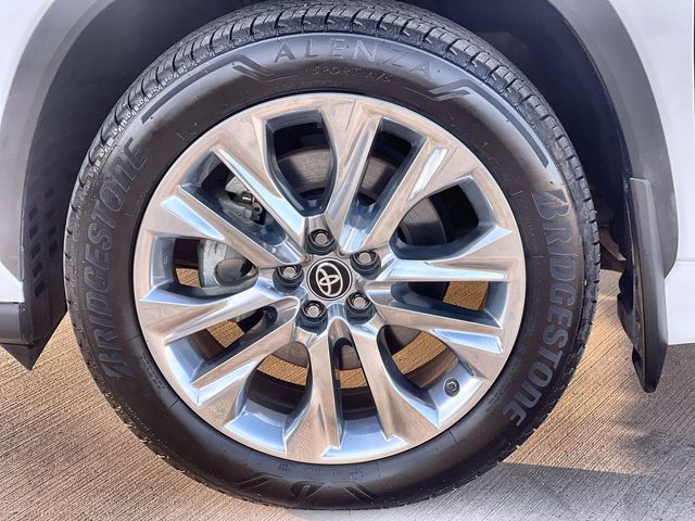 Thumbnail: 2023 Toyota Highlander - 8