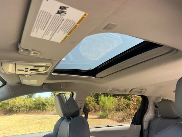 Thumbnail: 2022 Toyota Sienna - 32