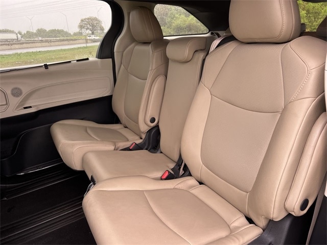2022 Toyota Sienna XLE 13