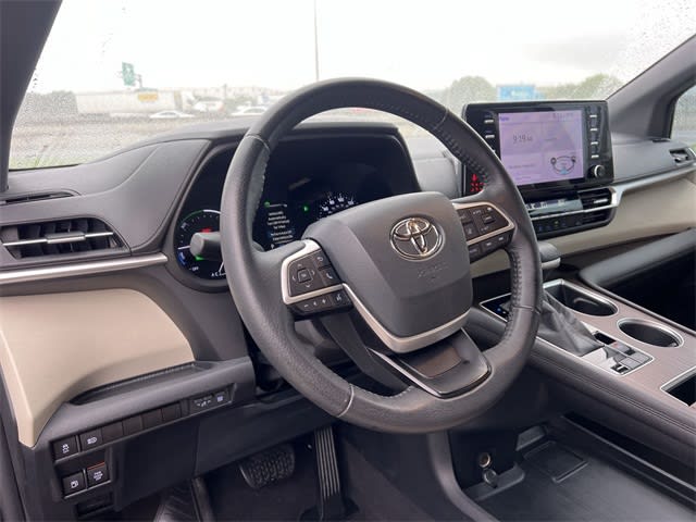 2022 Toyota Sienna XLE 2