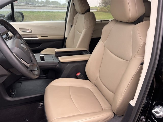 2022 Toyota Sienna XLE 12