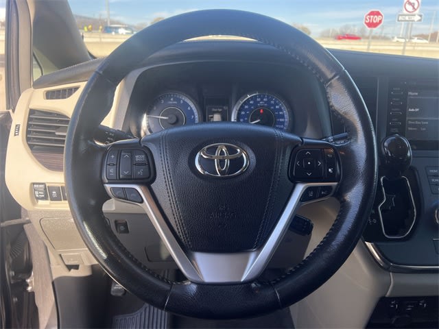 2019 Toyota Sienna XLE 10