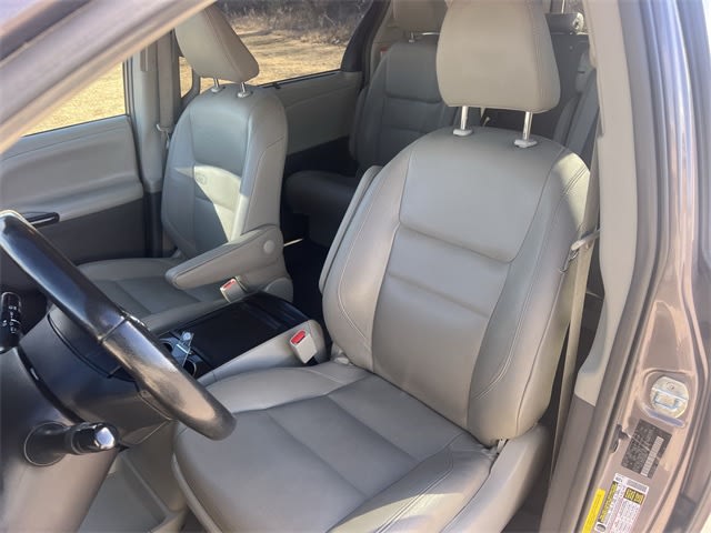 2019 Toyota Sienna XLE 12