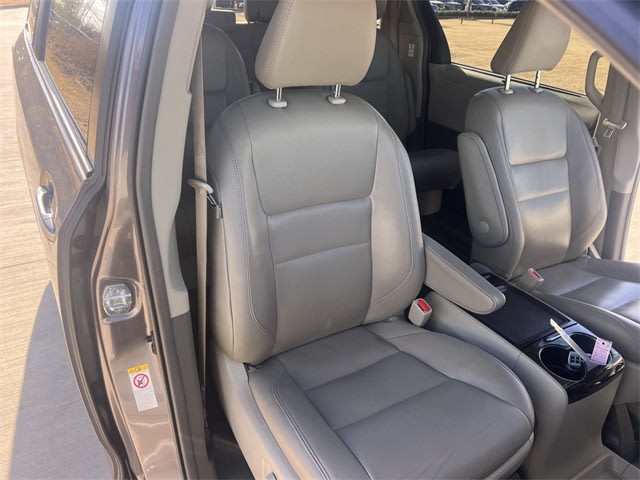 2019 Toyota Sienna XLE 19