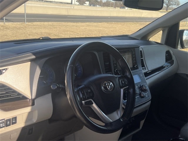 2019 Toyota Sienna XLE 2