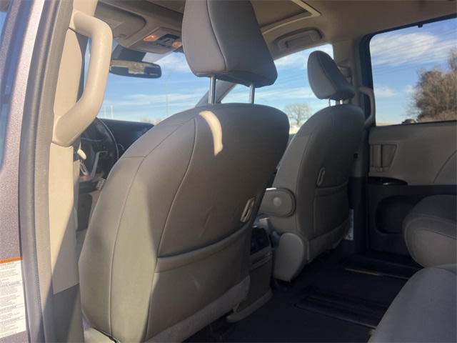 2019 Toyota Sienna XLE 13