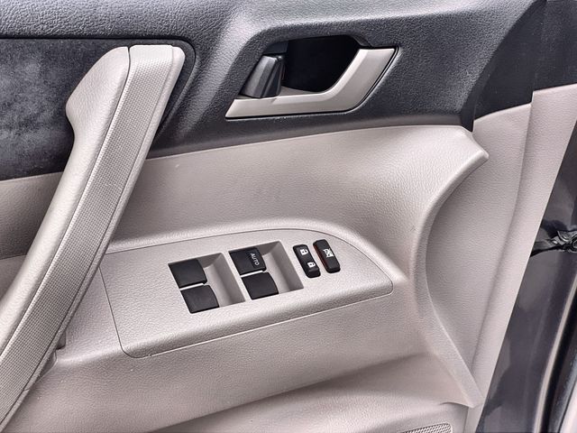 Thumbnail: 2012 Toyota Highlander - 28