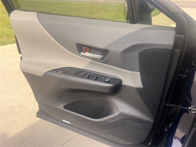 Thumbnail: 2022 Toyota Venza - 30