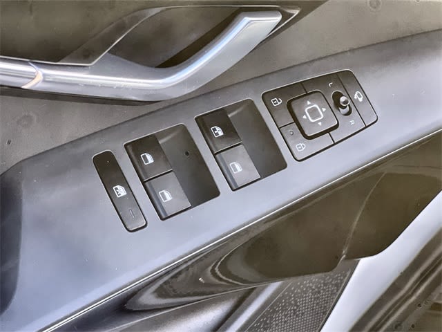 Thumbnail: 2023 Kia Niro - 30