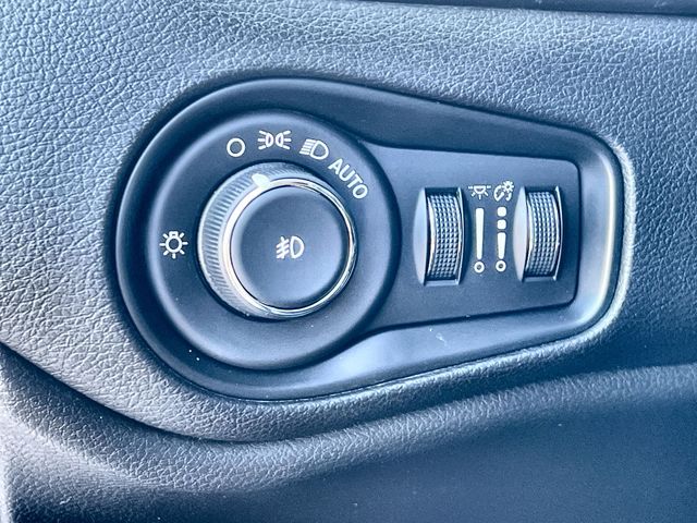 Thumbnail: 2016 Jeep Renegade - 28