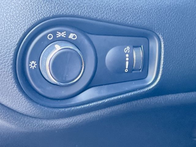 Thumbnail: 2021 Jeep Renegade - 29