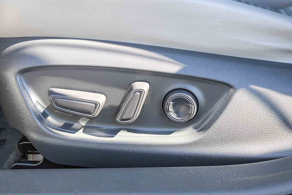 Thumbnail: 2019 Toyota Camry - 23