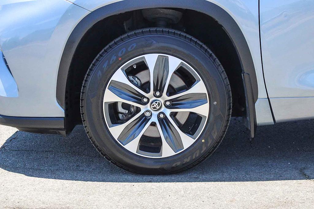 Thumbnail: 2022 Toyota Highlander - 22