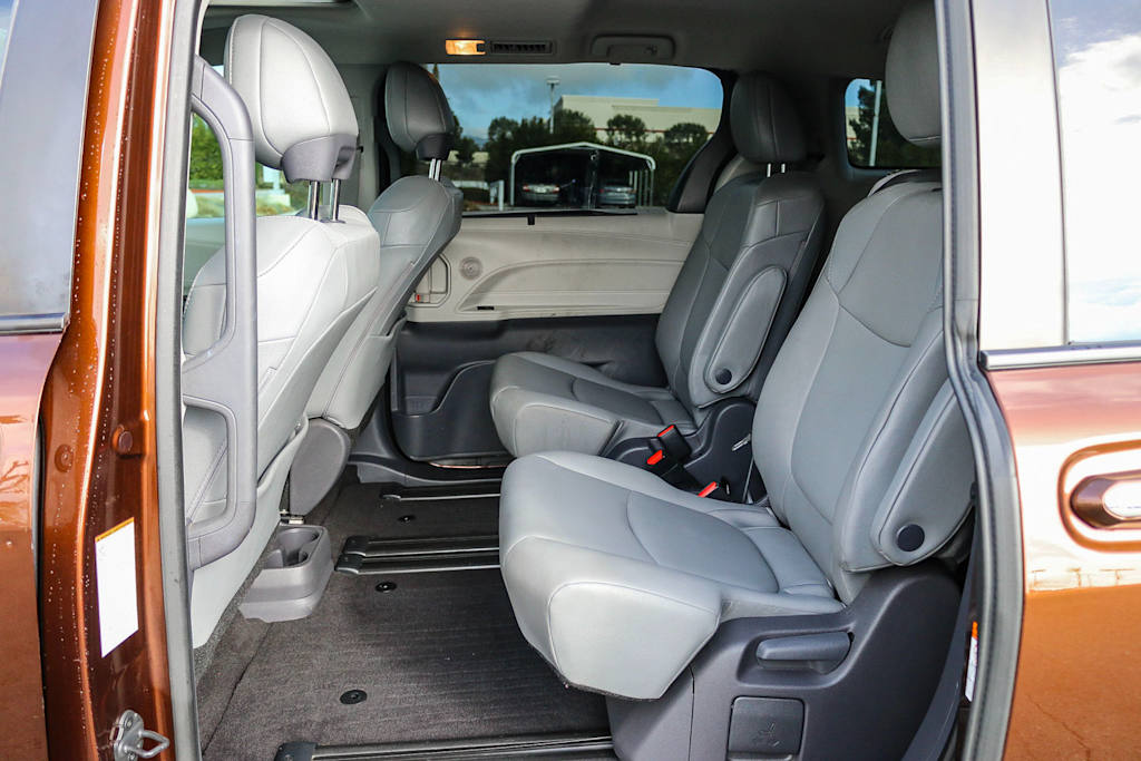 2021 Toyota Sienna XLE 28