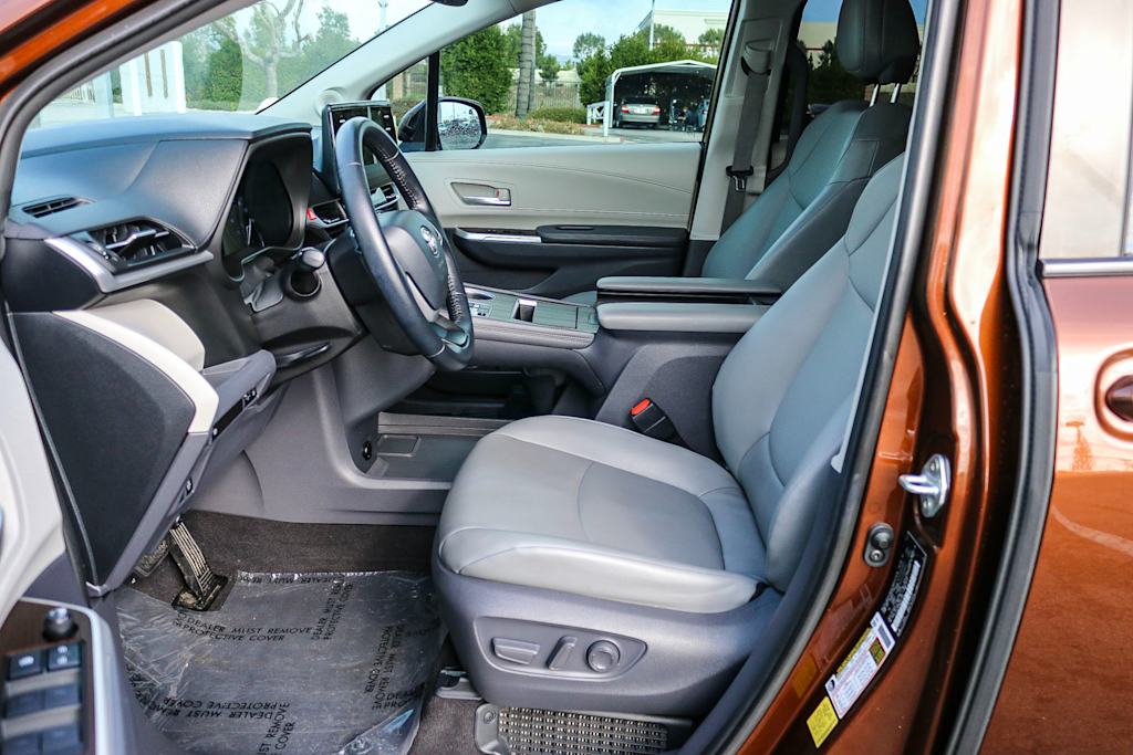 2021 Toyota Sienna XLE 12