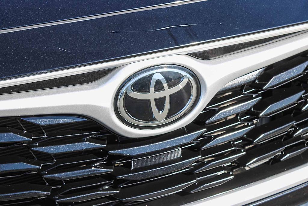 Thumbnail: 2023 Toyota Highlander - 6
