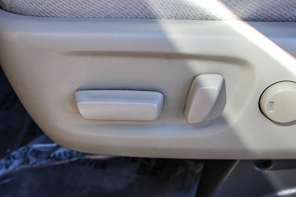 Thumbnail: 2013 Toyota Sienna - 25