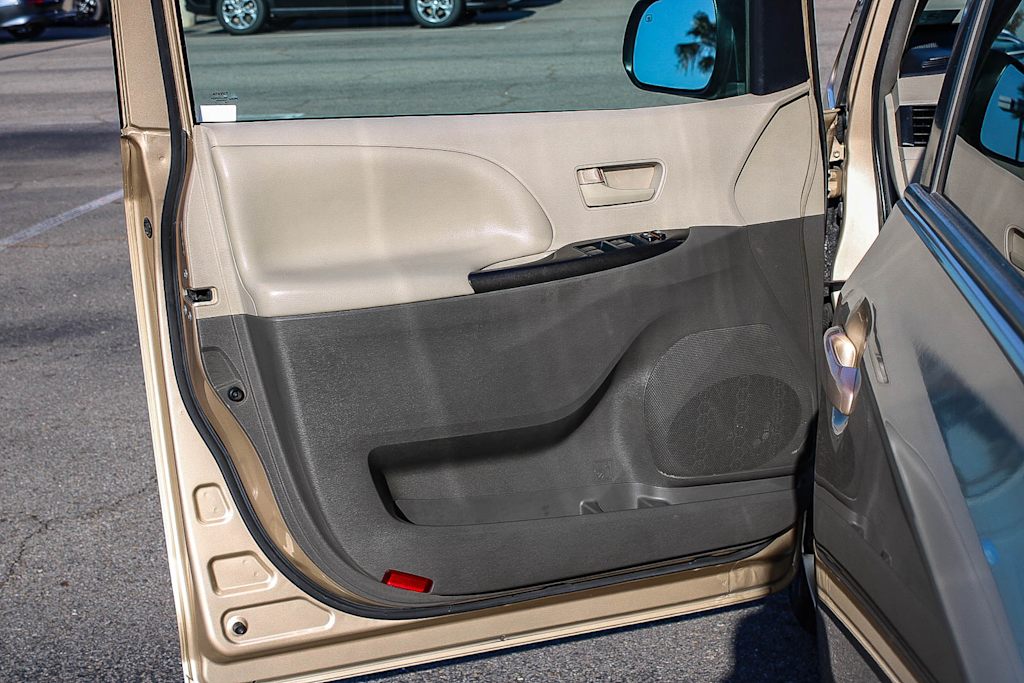 Thumbnail: 2013 Toyota Sienna - 26