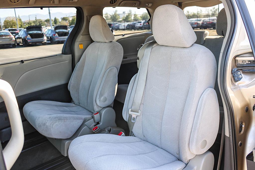Thumbnail: 2013 Toyota Sienna - 11