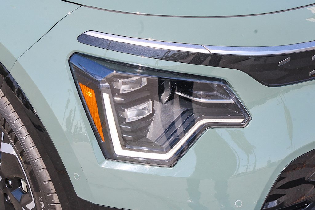 Thumbnail: 2023 Kia Niro - 17