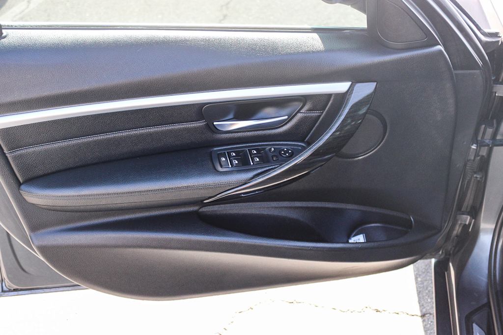 Thumbnail: 2018 BMW 3 Series - 24