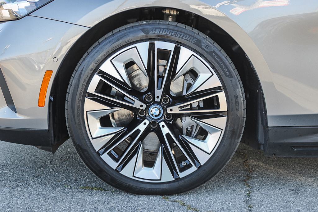 Thumbnail: 2025 BMW i5 - 22