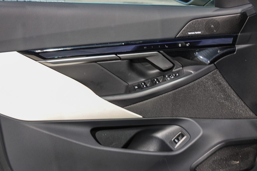 Thumbnail: 2025 BMW i5 - 25