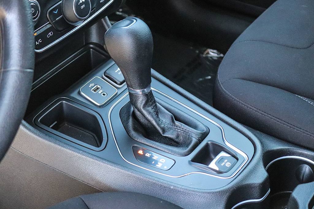 Thumbnail: 2019 Jeep Cherokee - 14
